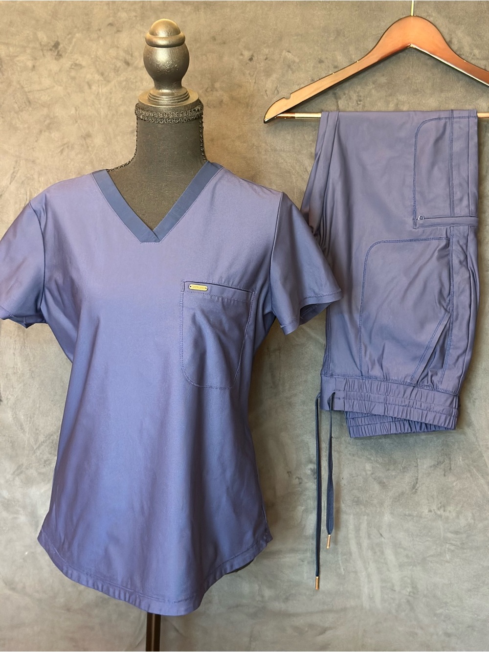 Cherokee Women's Two-Piece Scrub Set in Navy Blue Size S